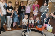 Grupa dzieci podczas przedstawienia 