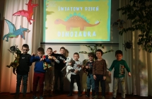 Kilkoro chłopców przy banerze z napisem - Dni Malanowa 