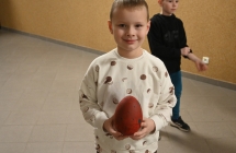 Uśmiechnięty chłopiec ze znaleziskiem - jajo dinozaura 