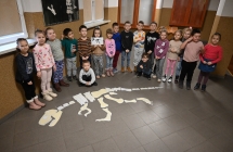 Dzieci ze złożonym szkieletem dinozaura 