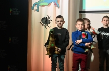 Kilkoro chłopców z zabawkowymi dinozaurami 