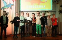 Grupa chłopców trzymających zabawki - dinozaury 