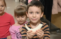 Chłopiec ze znaleziskiem - pazurem dinozaura 