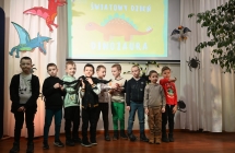 Grupa chłopców z zabawkami - dinozaurami 