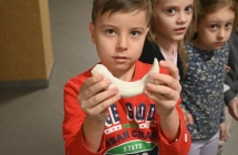Chłopiec ze znalezionym pazurem dinozaura 