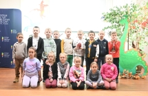  Grupa przedszkolaków na scenie 