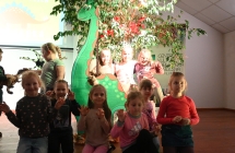 Dzieci stojące przy makiecie dinozaura