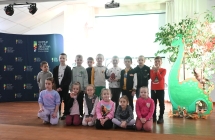 Grupa przedszkolaków stojąca na scenie 
