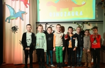 Chłopcy stojący na scenie 