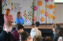 Dwie kobiety na tle ścianki z napisem - Centrun Kultury i Biblioteka Publiczna w Malanowie 