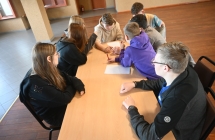 Grupa nastolatków siedząca przy stoliku 