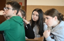CHłopak i dwie dziewczyny słuchajace wykładu dziennikarek 