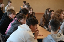 Grupa uczennic i uczniów podczas warsztatów dziennikarskich 