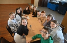 Grupa uczennic i uczniów podczas warsztatów dziennikarskich 