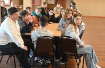 Grupa kilkudziesięciu uczniów podczas warsztatów dziennikarskich 