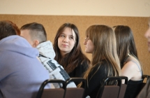 Uczennice siedzące przy stole podczas warsztatów dziennikarskich 