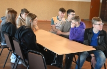 Grupa uczniów w trakcie warsztatów dziennikarskich 