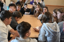 Grupa kilkunastu uczniów na warsztatach dziennikarskich