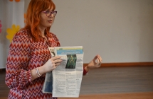 Kobieta pokazująca Gazetę 