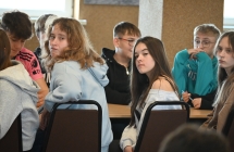 Uczennice skupione na wykładzie 