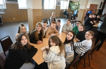 Grupa uczniów w trakcie warsztatów dziennikarskich 