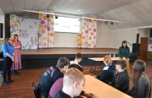 Trzy kobiety przed kilkudziesięcioma uczniami. Warsztaty dziennikarskie. 