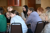 Uczennice i uczniowie słuchające wykładów dotyczących dziennikarstwa 