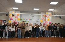 Kilkudziesięcioro uczniów na scenie - wszyscy uczestnicy warsztatów dziennikarskich 