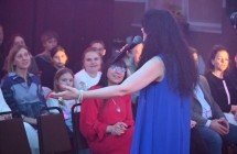 Kobieta skierowana do publiczności śpiewa piosenki 