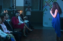 Kobieta na parkiecie śpiewająca piosenki 