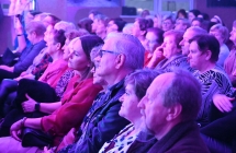 Liczna publiczność słuchająca koncertu artystki