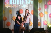 Kobieta i dziewczynka na scenie. 