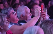 Publiczność koncertu. Dwie kobiety nagrywające wydarzenie telefonami. 