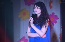 Kobieta mówiąca do mikrofonu 