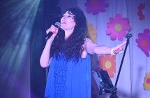 Kobieta śpiewająca na scenie 