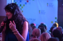 Artystka podczas śpiewania piosenek do mikrofonu 