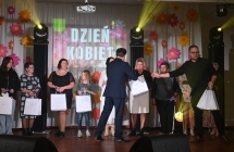 Dwoje mężczyzn w trakcie wręczania upominków na scenie 