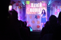 Kobieta wykonująca utwory na scenie 