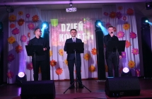 Troje mężczyzn na scenie - śpiewają piosenkę 