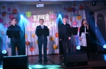 Troje mężczyzn i kobieta na scenie - śpiewają piosenki 