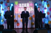 Troje mężczyzn na scenie - śpiewają piosenkę 