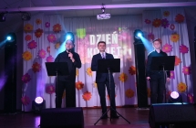 Troje mężczyzn na scenie - wykonują piosenkę 