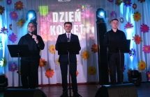 Troje mężczyzn podczas wykonywania utworu wokalnego 