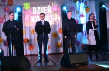 Troje mężczyzn i kobieta w trakcie śpiewania piosenki 