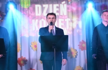 Mężczyzna śpiewający do mikrofonu 