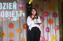 Kobieta mówiąca do mikrofonu na scenie 