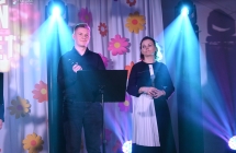 Mężczyzna i kobieta na scenie - śpiewają piosenkę 