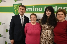 Trzy kobiety oraz mężczyzna podczas pozowania do wspólnego zdjęcia 