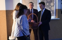 Dwoje mężczyzn rozdających słodkości dla kobiet  