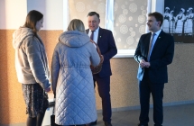 Dwoje mężczyzn rozdających słodkości dla kobiet  